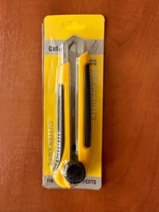 Нож винтовой фиксатор усиленный 25мм двухкомпонентная ручка Китай  1